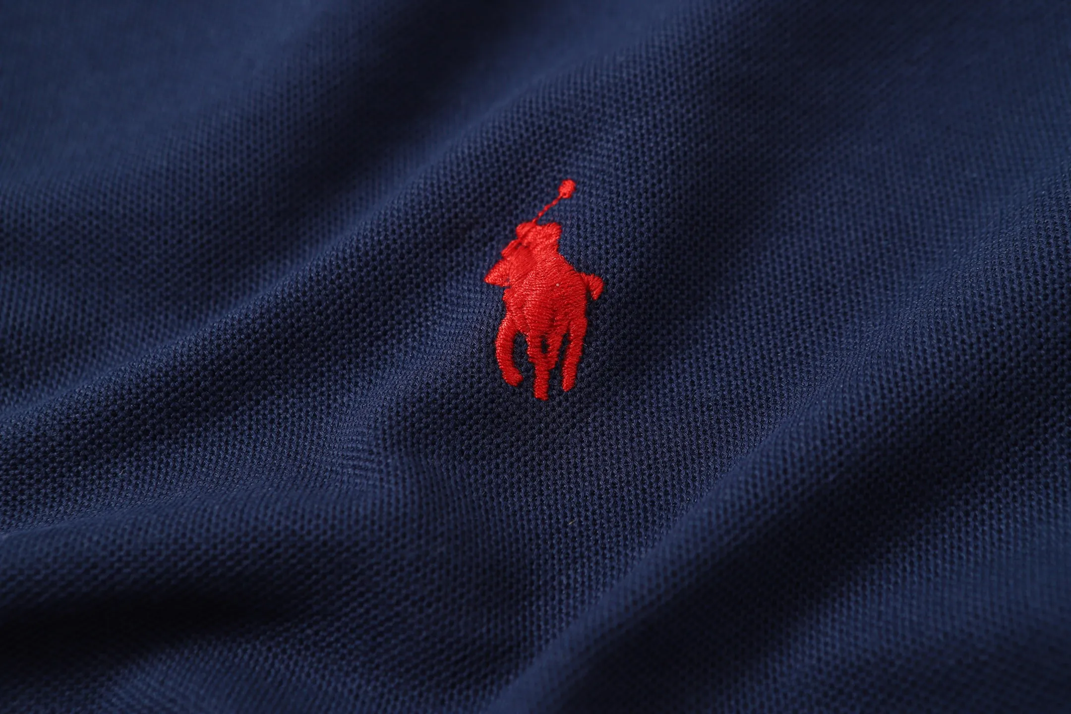 P146 Style No.: A013 [Ralph Lauren Classic Logo Embroidered Polo Shirt] ✅250g fine cotton pique fabric, custom-woven and dyed threads ✅Original stickers Scan the QR code to enter the official website ✅Large version, loose and stylish, can wear up to 210 pounds Color: Black White Navy Blue Sky Blue Dark Gray Floral Gray Size: S-XL